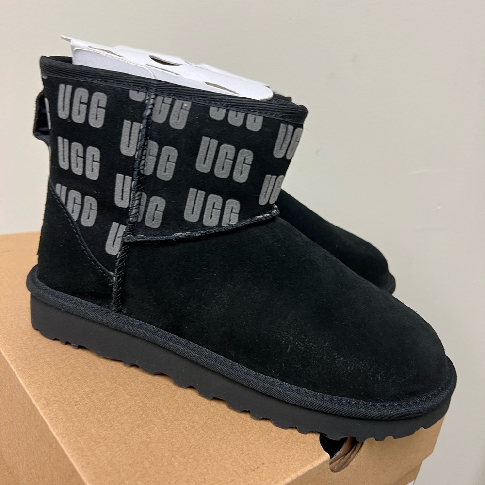 Ugg Women’s Classic Mini Graphic Black